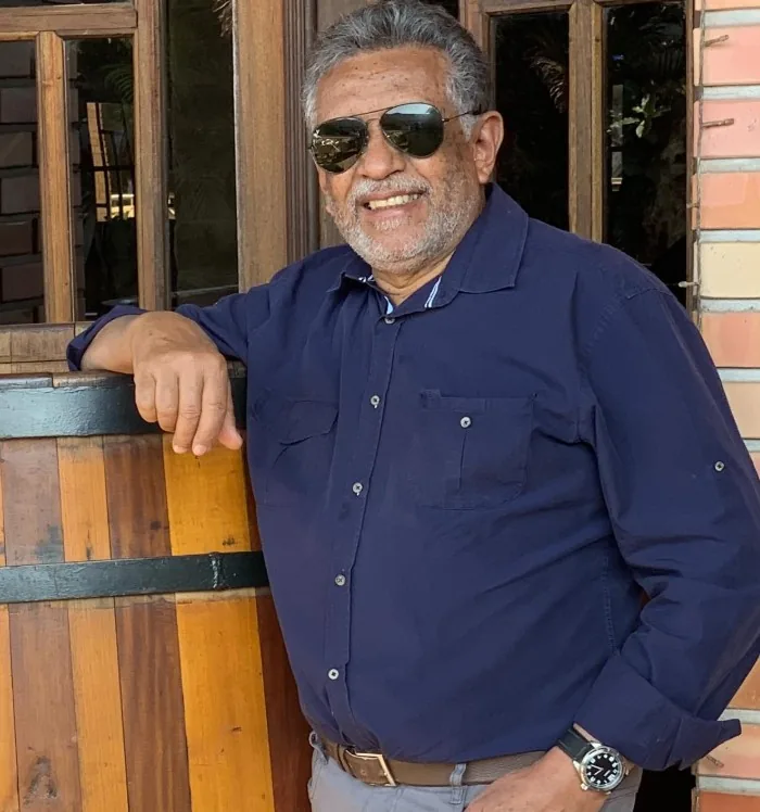 Joaquim, pai de Bruno Lodi, sorrindo